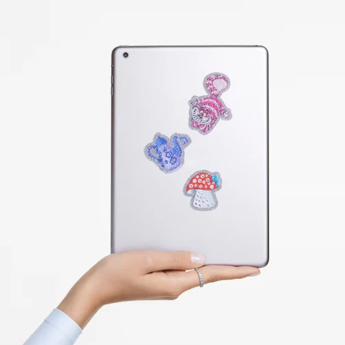 SWAROVSKI Αφαιρούμενα αυτοκόλλητα Alice in Wonderland Γάτα, τσαγιέρα, μανιτάρι 5689428